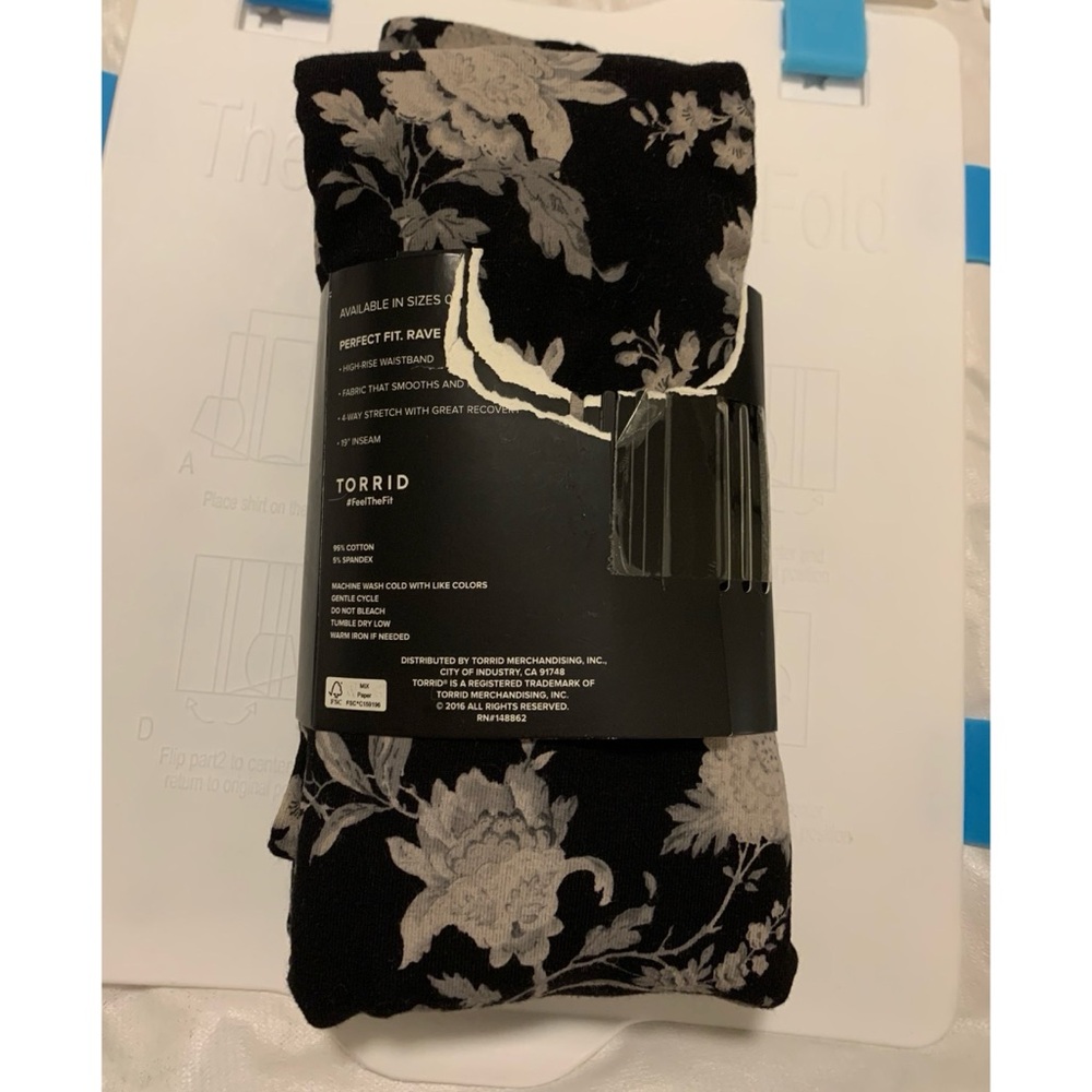 NEW Torrid 2 Pedal Pusher Signature Waist Pocket Legging, Black Floral - Picture 14 of 15